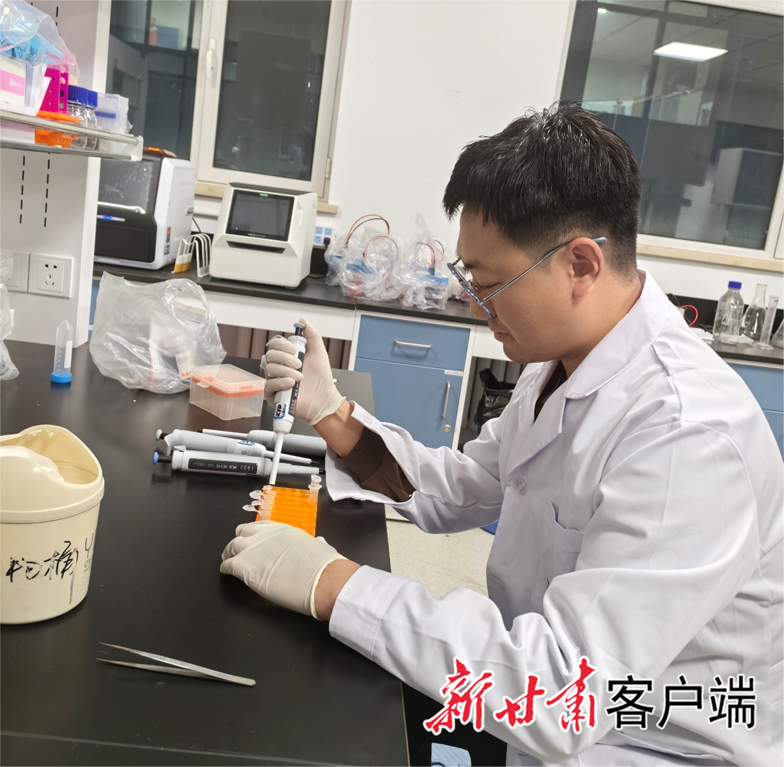 科研人员在做试验