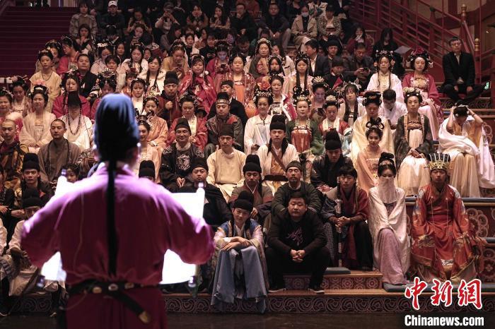 图为身着汉服的国风爱好者。长安十二时辰主题街区供图