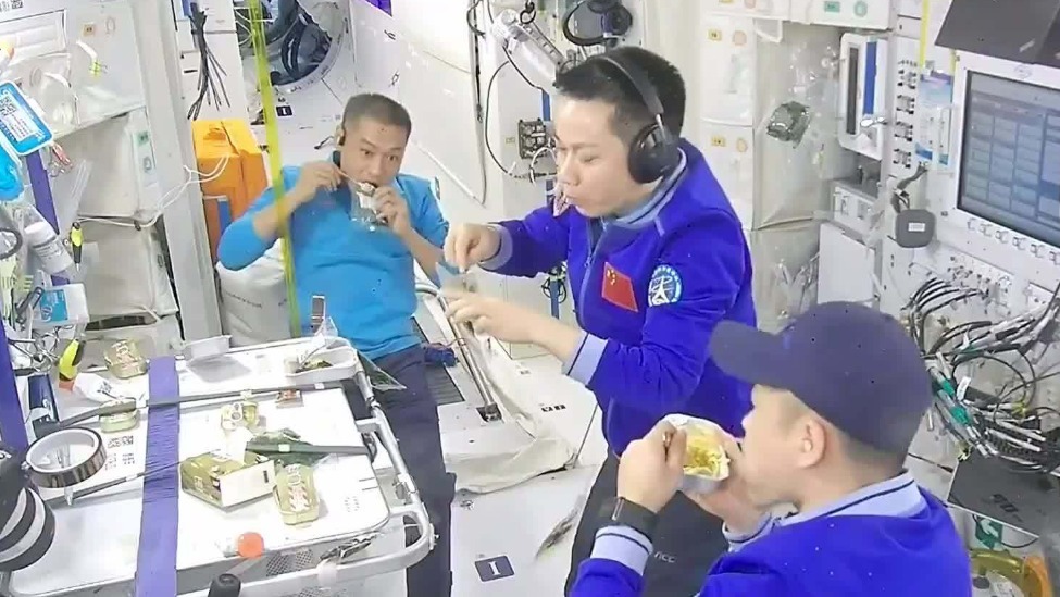 神舟十三号宇航员吃饭图片