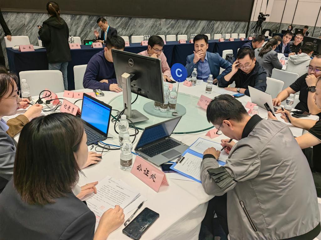 11月6日，第九批国家组织药品集中带量采购现场。新华社记者 龚雯 摄