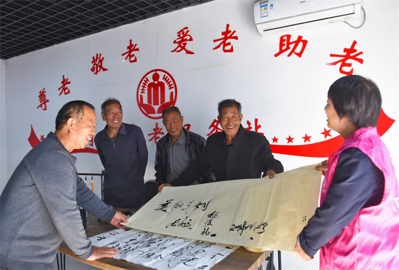 10月26日，魏县东代固镇后闫庄村的老人在幸福食堂进行书法交流。