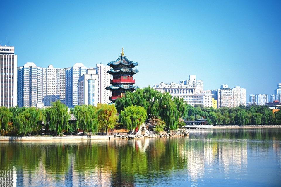 10月27日，太原市迎泽公园内，湖中的仿古建筑与远处的高楼大厦交相辉映，风格迥异的建筑相互交融，呈现出和谐的美感。（范文静 摄）
