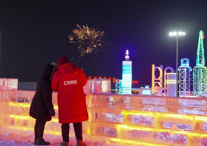 12月28日，市民在长春冰雪新天地观看烟花。新华社记者 王帆 摄