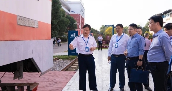 湖南浏阳市职业教育考察团到南昌向远轨道技术学校考察交流