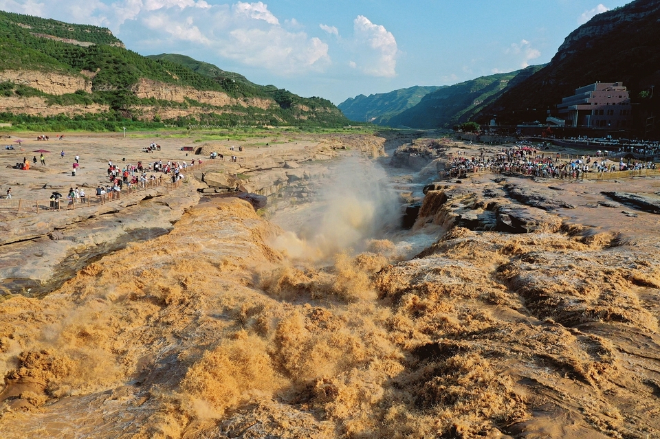 图为游客在吉县黄河壶口瀑布游览观瀑（吕桂明 摄）