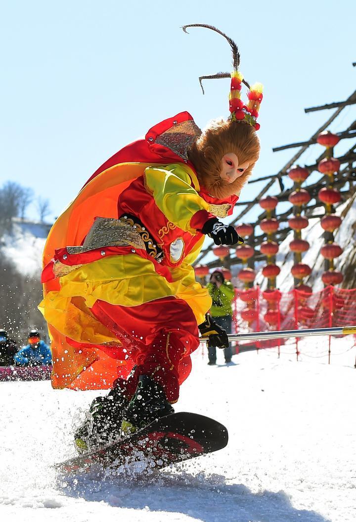 参与者在长春庙香山滑雪场进行“光猪”滑雪。新华社发