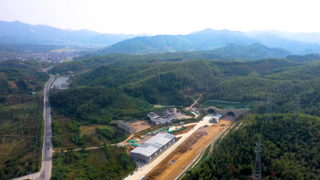 长岙弄隧道为小净距分离式三车道隧道,左洞全长885米,右洞全长880米.