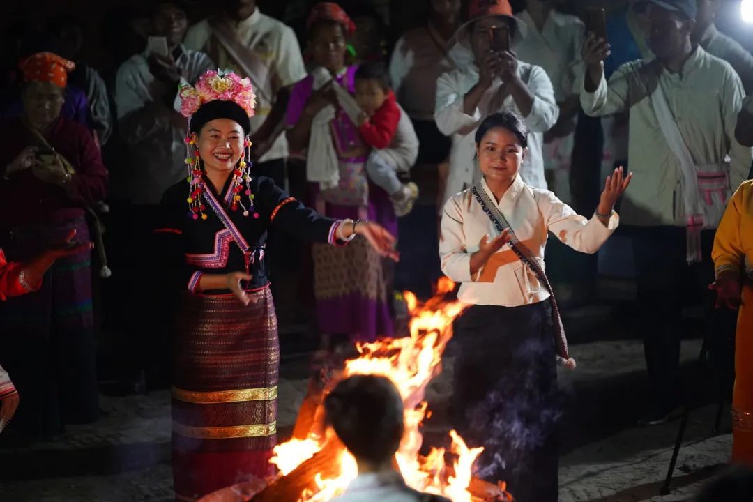 △云南景迈山民众庆祝“普洱景迈山古茶林文化景观”申遗成功（图/视觉中国）