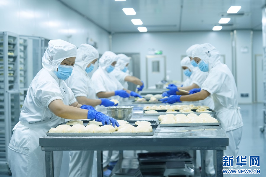 在资溪的一家面包工厂,工人在制作面包新华社记者 朱雨诺 摄
