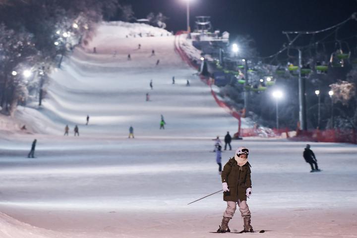 滑雪爱好者在长春庙香山滑雪场体验夜滑。新华社记者 颜麟蕴 摄