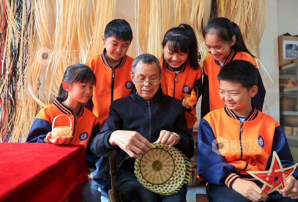 江西瑞昌:小学生学习非遗技艺凤凰网江西_凤凰网