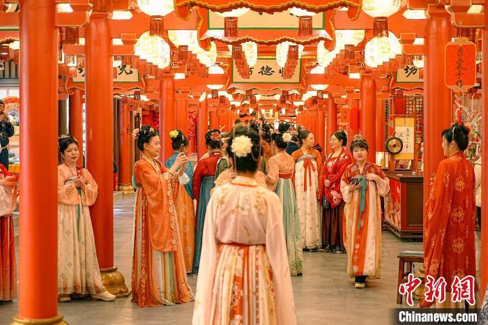 图为身着汉服的国风爱好者。长安十二时辰主题街区供图