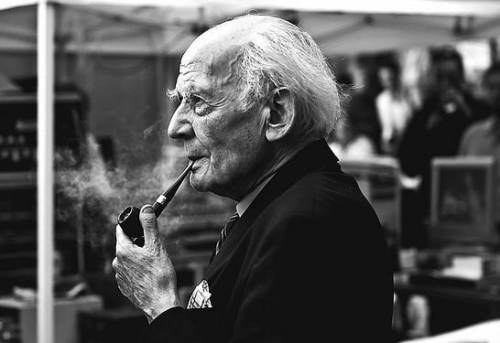▲ 齐格蒙特·鲍曼（1925 — 2017） 出生于波兰，是一位杰出的思想家，被誉为“当今用英文写作的最伟大的社会学家”。代表作有《流动的现代性》《工作、消费主义和新穷人》等。