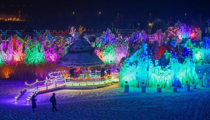 长春冰雪新天地里的景观带。新华社记者 王帆 摄