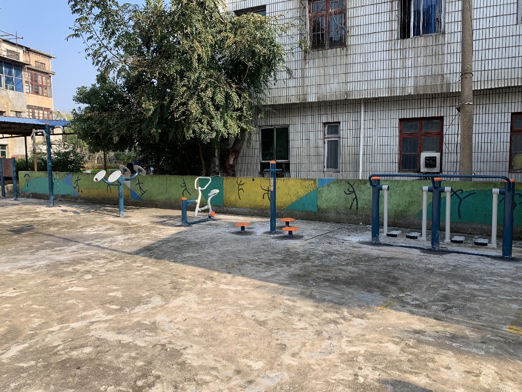白庙子社区惠民广场健身器材刚刚“焕新”