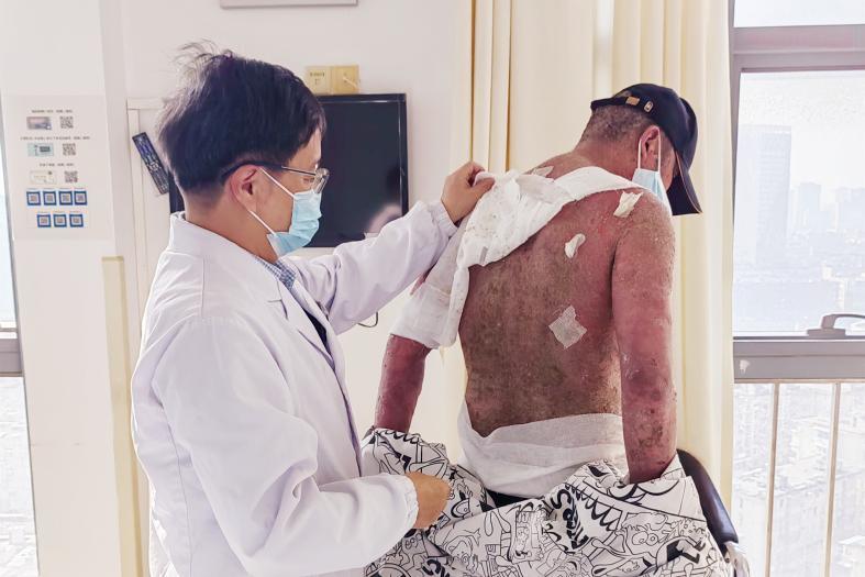 出院前，王飞主任为林先生复查皮肤情况