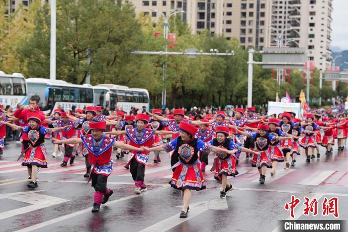 摆手舞巡游队走上来凤街头,一路鼓乐,一路劲舞.记者董晓斌摄