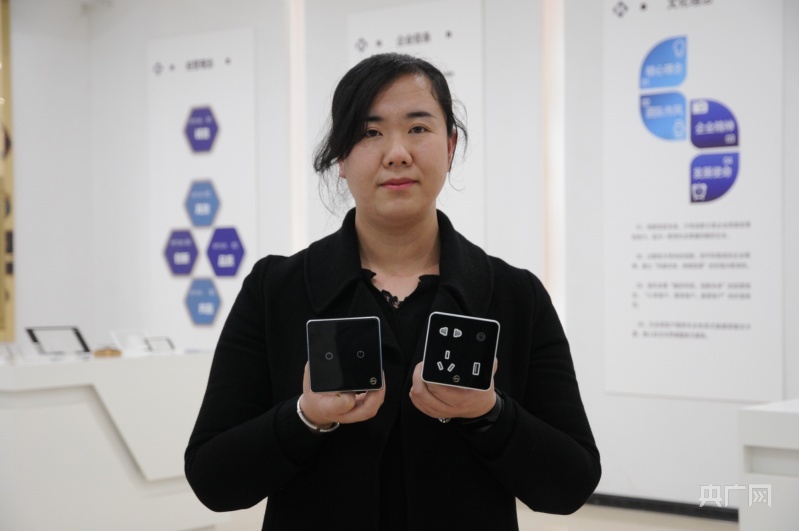 平凉工业园区某企业工作人员展示产品（央广网记者　李红军　摄）