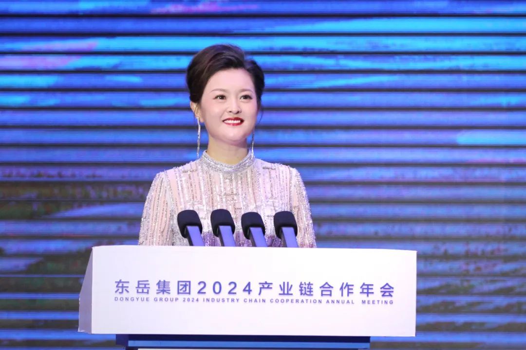 东岳集团人力资源处处长张馥丽主持会议