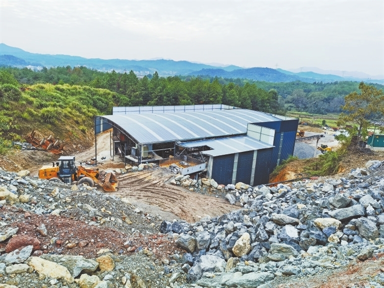 污染不断的砂石加工厂。 江西日报全媒体记者 付强摄