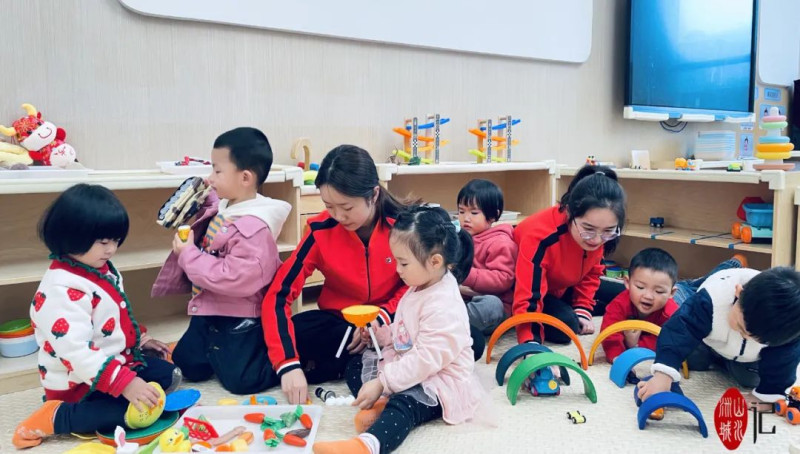 孩子们在科学的游戏中可以锻炼手指精细动作的能力。家长李女士说：“这里的课程很丰富，我们可以在绘画房里玩彩泥，也可以在音乐活动室里做身体律动游戏。孩子玩得开心，性格更开朗了，作为家长的我也学到了许多新知识，才知道原来带娃不只是管好他吃喝这么简单。”  