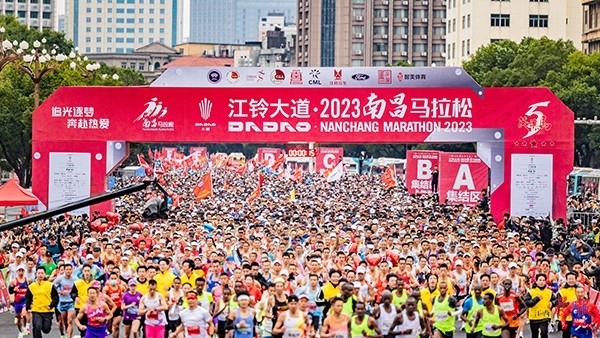 选手们冲出起点开始比赛。