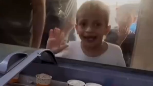 加沙最后一家冰淇淋店为孩子们带来慰藉，小女孩称吃冰淇淋感觉自己还活着