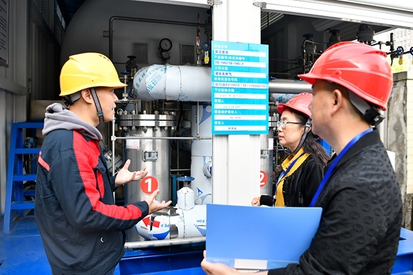 重庆市綦江区纪委监委紧盯国有企业权力运行等重点领域和国企领导人员这个“关键少数”，采取“室组地”联动、“组组协同”等方式开展监督检查。图为近日，该区纪检监察干部到重庆博杰能源有限公司綦江长河扁加气站了解相关情况。文淇 摄