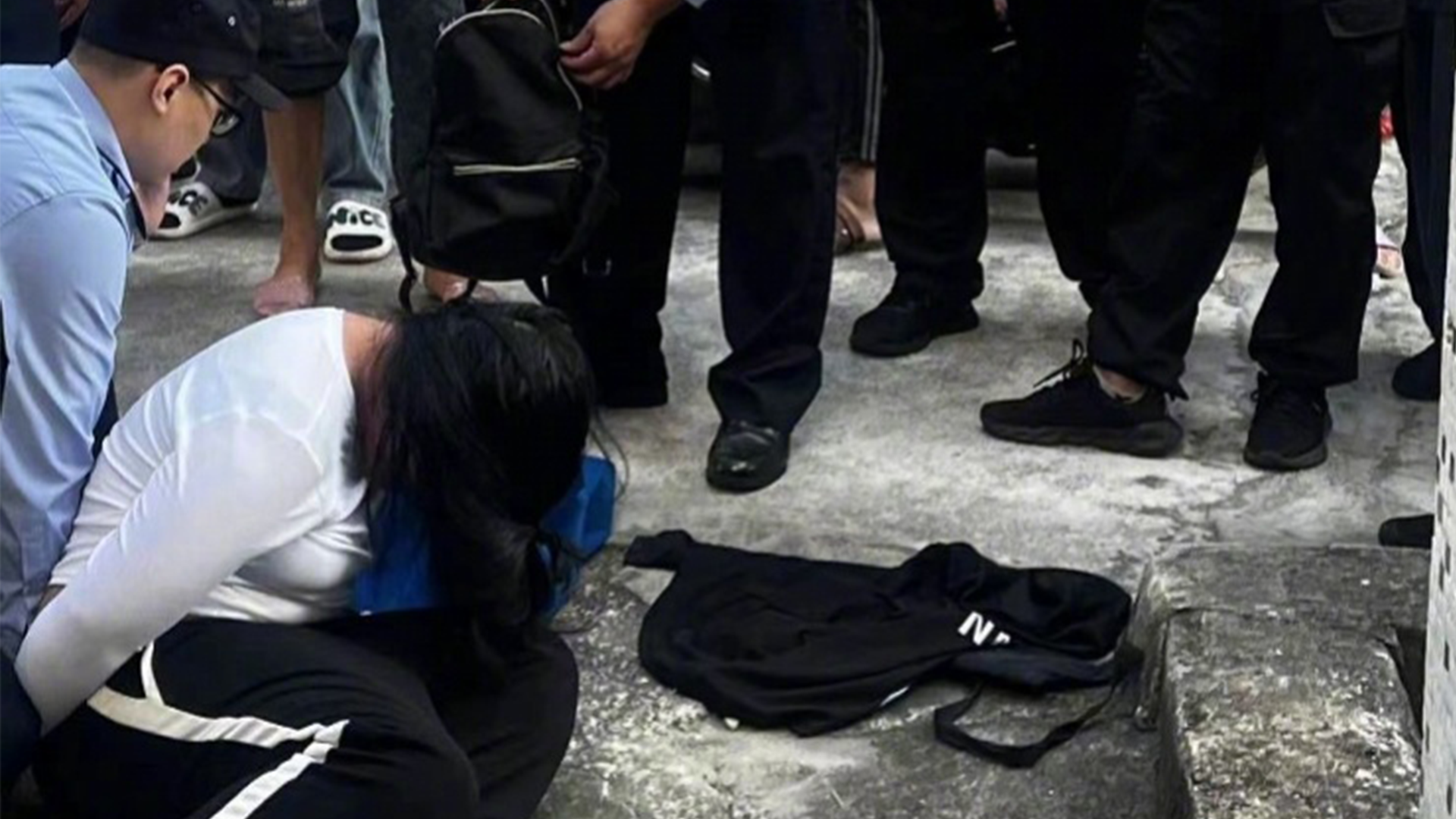 阳江一女子因赌博欠债在市区持刀抢劫男子金项链,民警