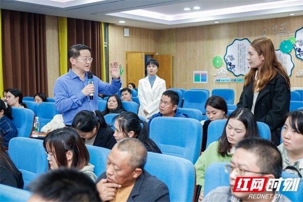 长沙市名师工作站（浏阳市杨花中学站）开展了数学、英语学科第一次研修活动。