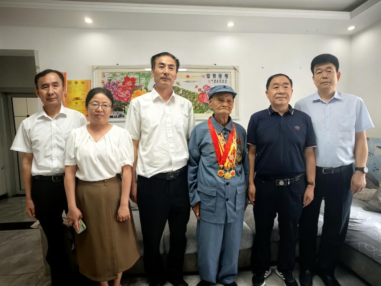 上图：泗水县95岁抗日老兵吕企荣