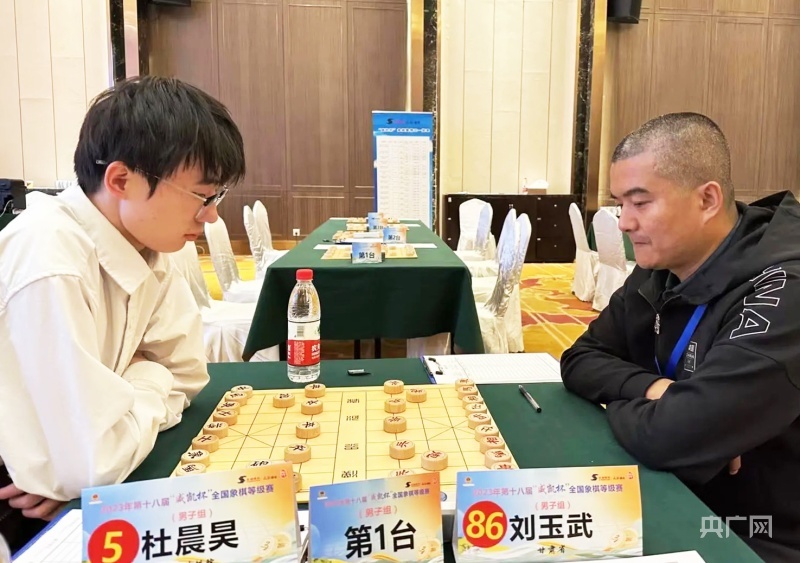 刘玉武（右）在比赛中（央广网发　甘肃棋院　供图）