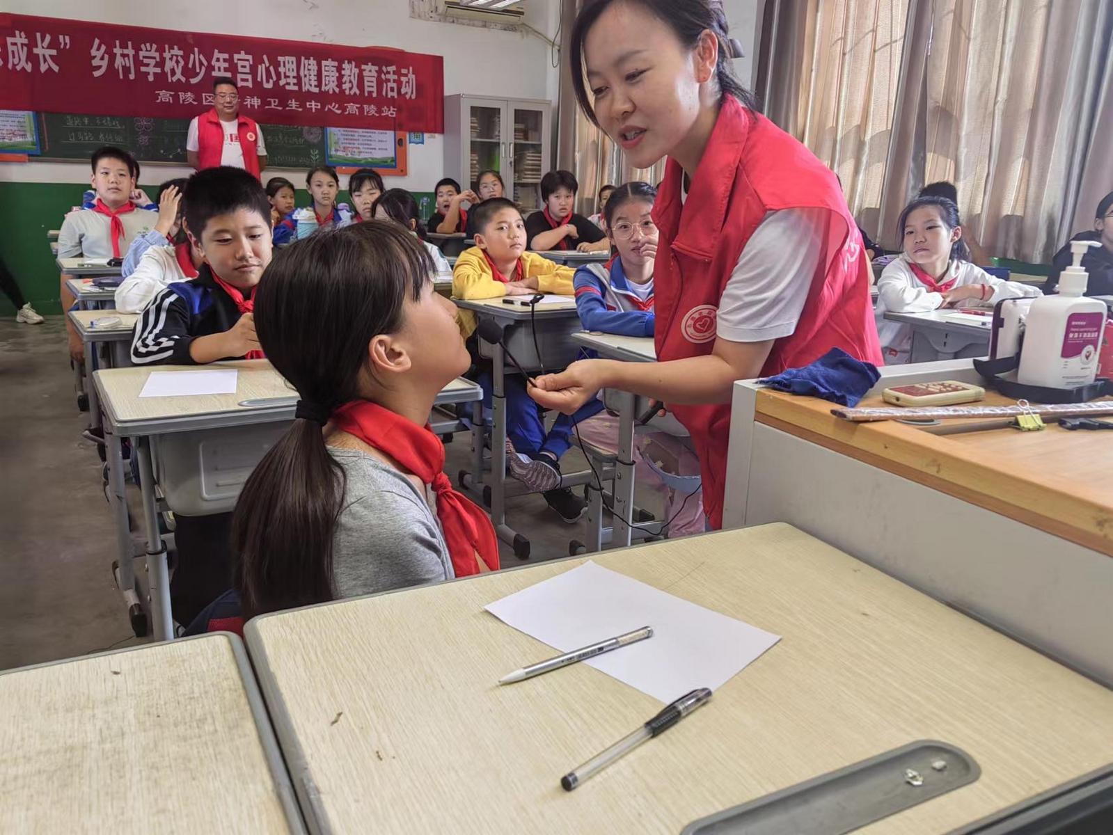 图为心理专家为乡村青少年开展心理健康教育辅导（受访者供图）