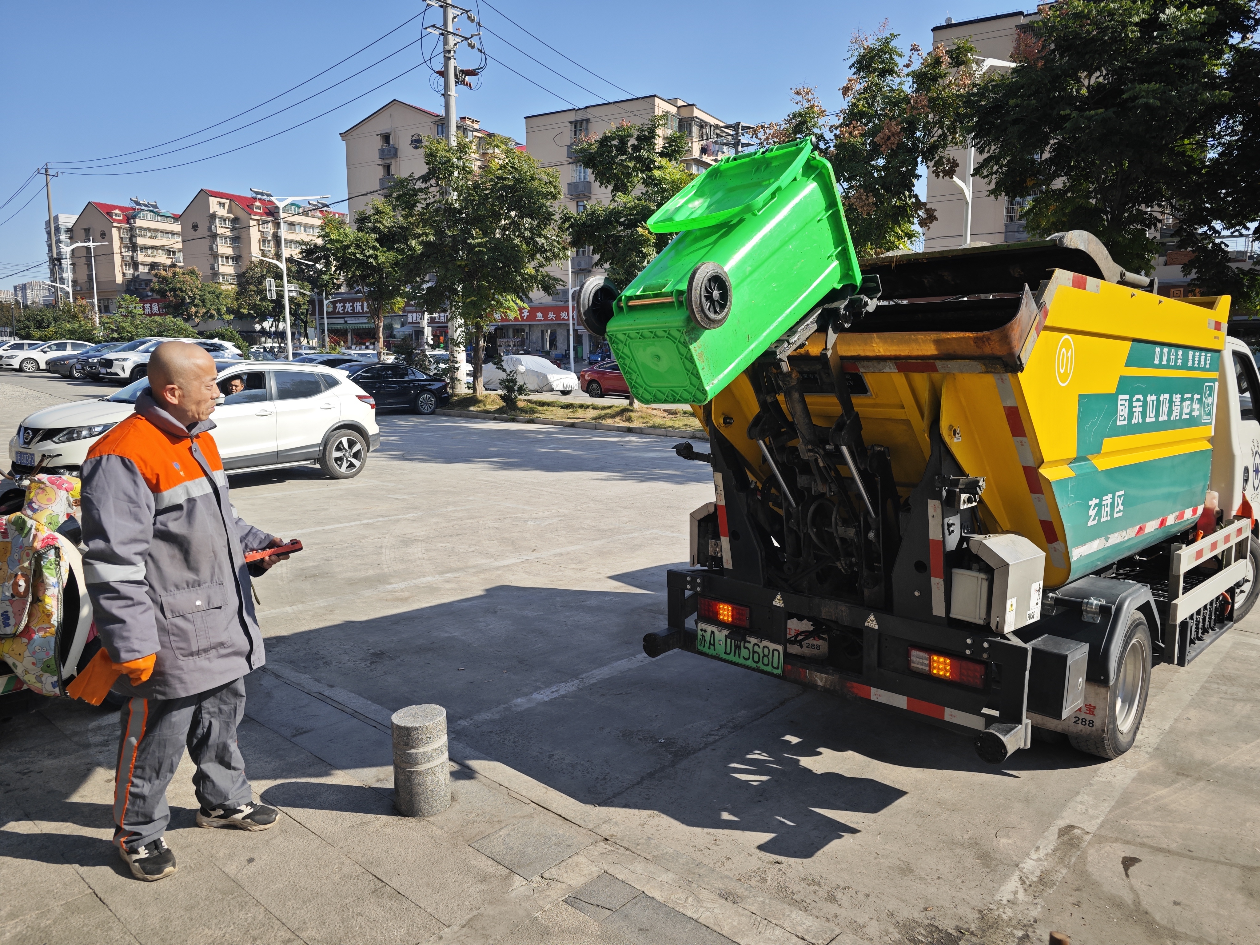 南京玄武区“互联网+多方合力”推进沿街商铺垃圾分类工作