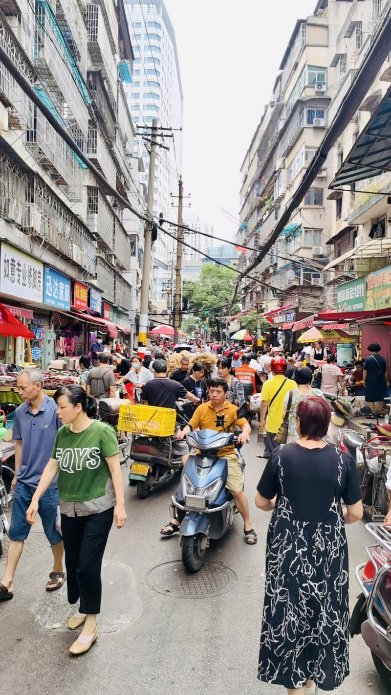 常态化整治之前，学宫街上摊担和人流抢地盘，拥堵不堪。 长沙晚报通讯员 范辉云 供图