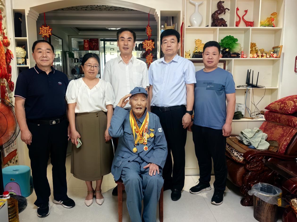 上图：泗水县97岁抗日老兵王新义