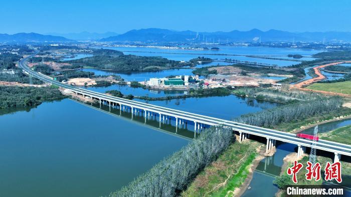 11月16日，武汉至阳新高速公路全线正式建成通车。　周星亮 摄