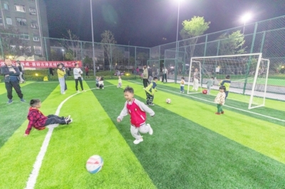 孩子们在吴禄贞体育公园足球场上踢球玩耍