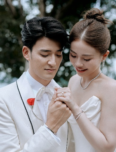 李铢衔James与马嘉莹佩戴蒂芙尼珠宝举行婚礼