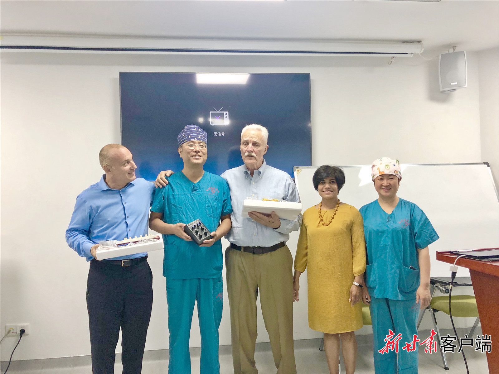 尤瑞塞克（右三）和同事与甘肃省中医院麻醉疼痛医学中心医生合影