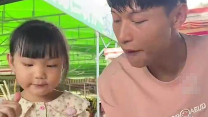独臂单亲爸爸街头摆摊走红：不想卖惨赚钱，看到女儿这么乖比什么都值得