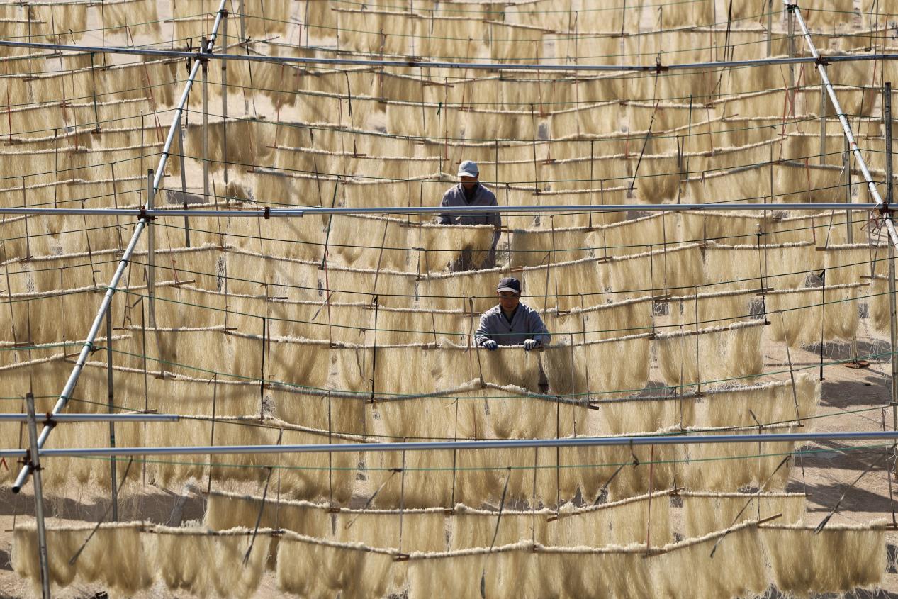一排排粉条,高挂下垂如瀑布般飘逸,晶莹剔透,成为一道别具乡村风味的“风景线”。宋年升 摄