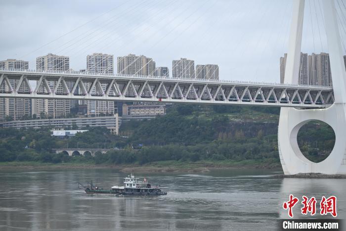 11月13日，白居寺长江大桥，桥上跑汽车，桥梁中间是不载客试运行的重庆轨道交通18号线，桥下为长江航道。张旭 摄