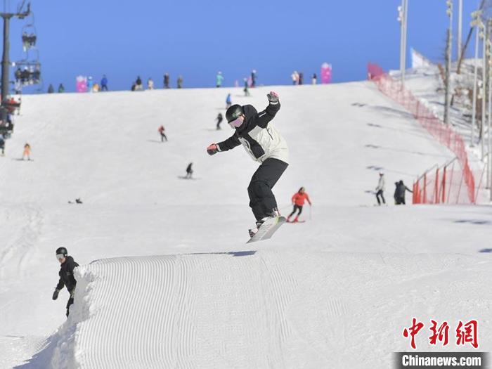 15日，长白山和平滑雪场开板，吸引大批滑雪爱好者畅滑。刘栋 摄