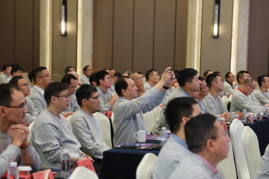 校友认真聆听相关报告