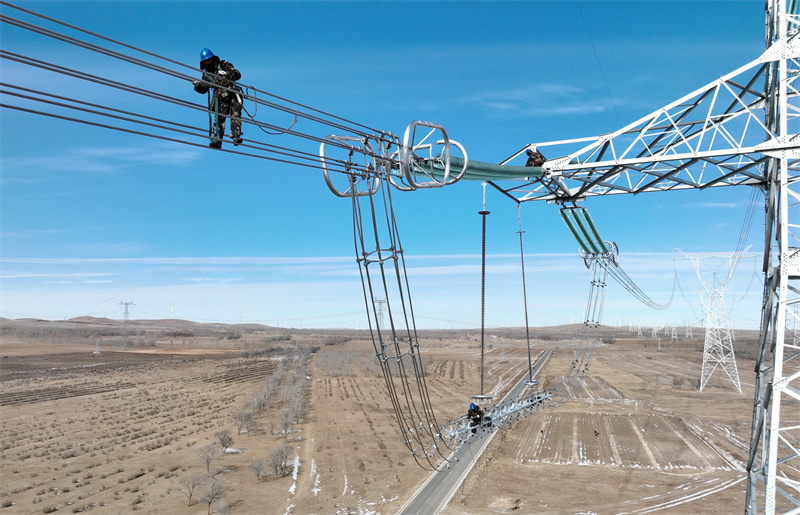 11月10日，北京送变电有限公司的工人在河北省康保县丹清河乡境内的张北至胜利双回1000千伏特高压线路工程冀北段建设工地施工（无人机照片）。