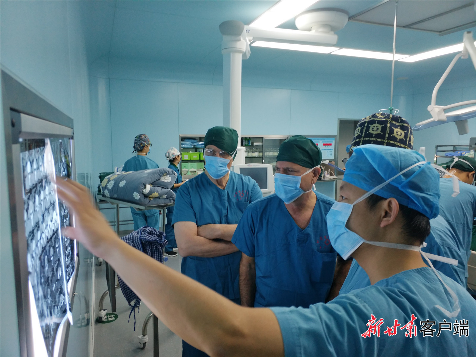 尤瑞塞克（左三）和费舍尔（左四）在观摩学习