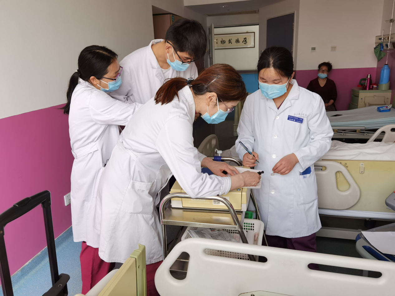 清华一附院小儿心内科李小梅主任在例行查房
