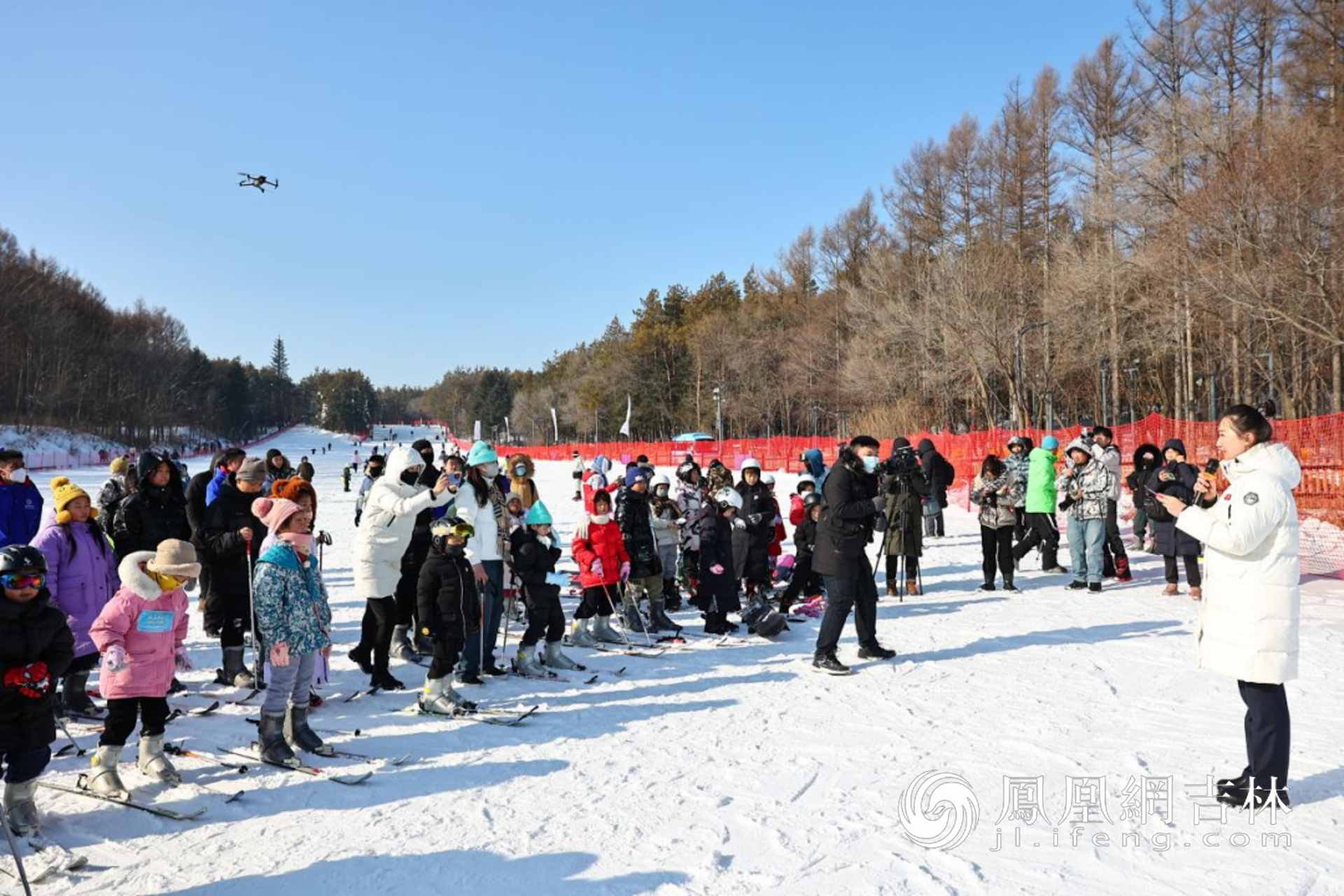 很多小朋友体验开板首日滑雪。凤凰网吉林 王振东/摄