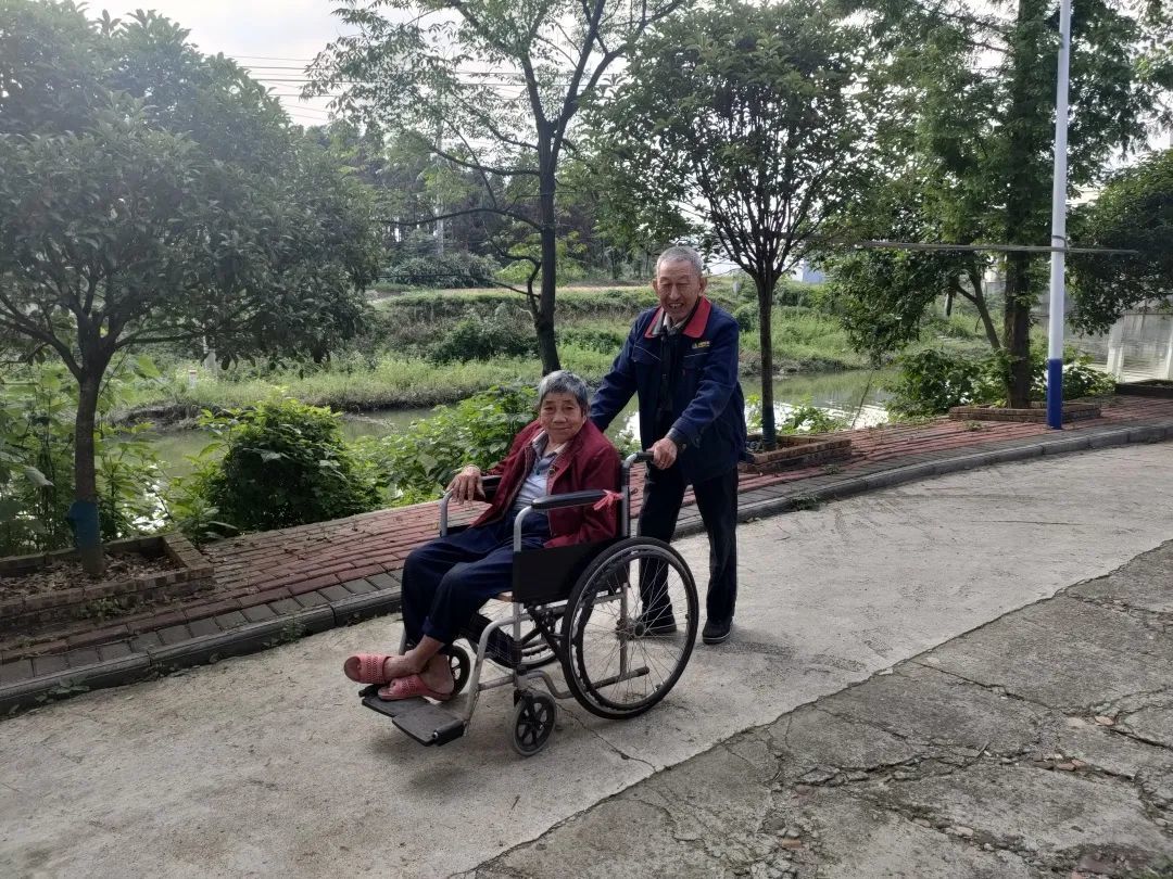 中国好人!渝水再添1人!八旬老人跳水救人挽回两条生命